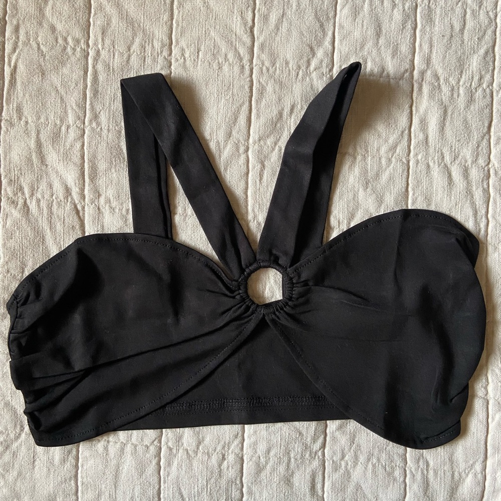 Solado O-Ring Cut Out Crop Top - Picture 2 of 3